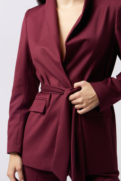 Il nostro tailleur in tessuto Mano Lana unisce eleganza e comfort per un look sofisticato, ideale per eventi, cerimonie, serate e lauree. La giacca, caratterizzata da un raffinato collo coreana e una cintura tono su tono che definisce la vita, è perfetta per creare una silhouette avvitata e moderna. Il pantalone palazzo, coordinato in tessuto Mano Lana, completa l'outfit con una linea ampia e fluida che garantisce una vestibilità comoda e di classe.

Questo tailleur rappresenta l'equilibrio perfetto tra mod