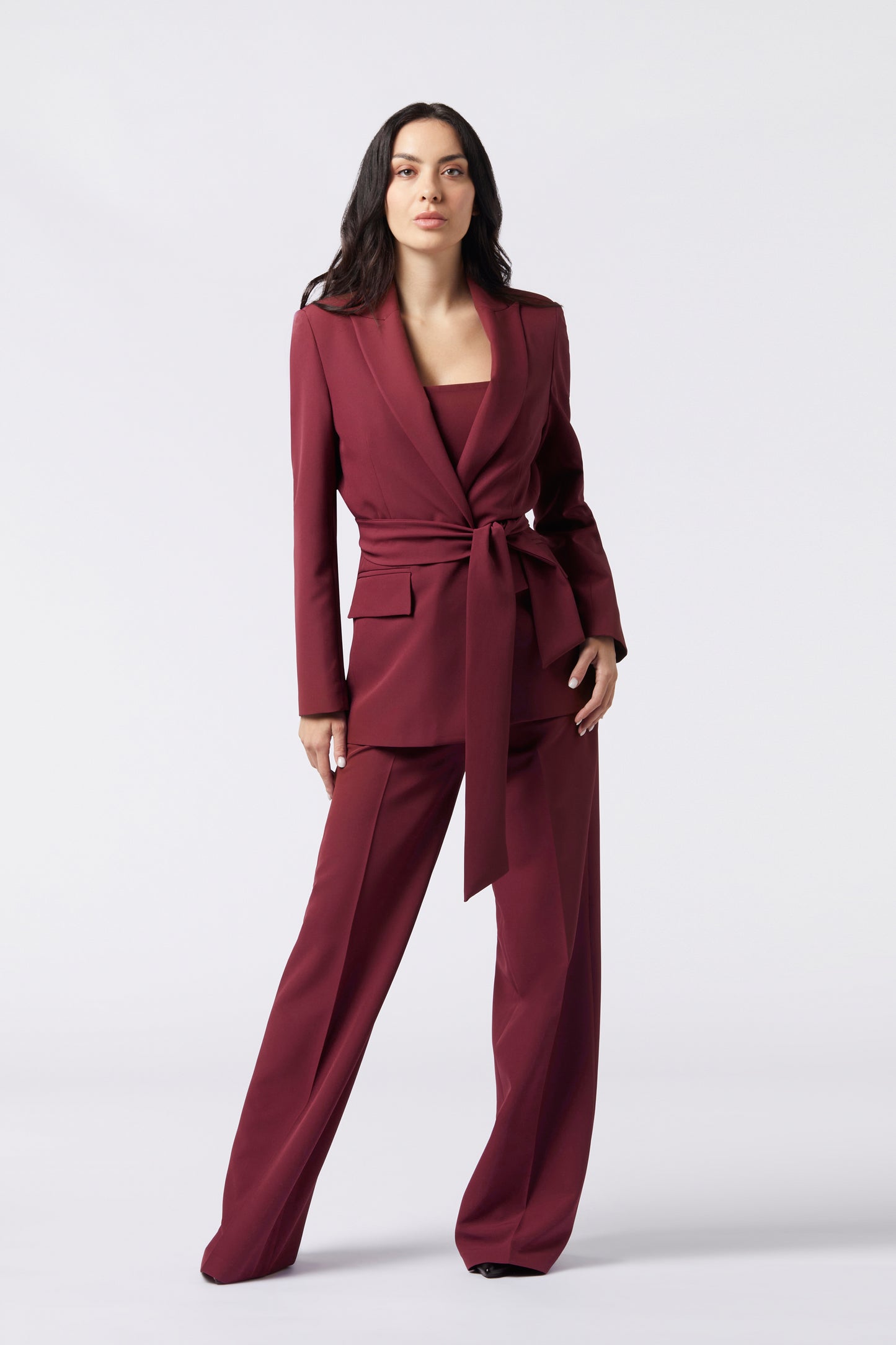 Tailleur Giacca con Cintura e Pantalone Palazzo
Elegante e raffinato, il nostro tailleur in tessuto tecnico è la scelta perfetta per chi desidera un look sofisticato in occasioni speciali come eventi, cerimonie, serate e lauree. La giacca doppiopetto avvitata con petto a lancia esalta la silhouette, mentre la cintura tono su tono dello stesso tessuto dona un tocco di femminilità e definizione. Il pantalone palazzo con gamba dritta completa il look, offrendo un’aria di classe e comfort senza compromessi.&nbs