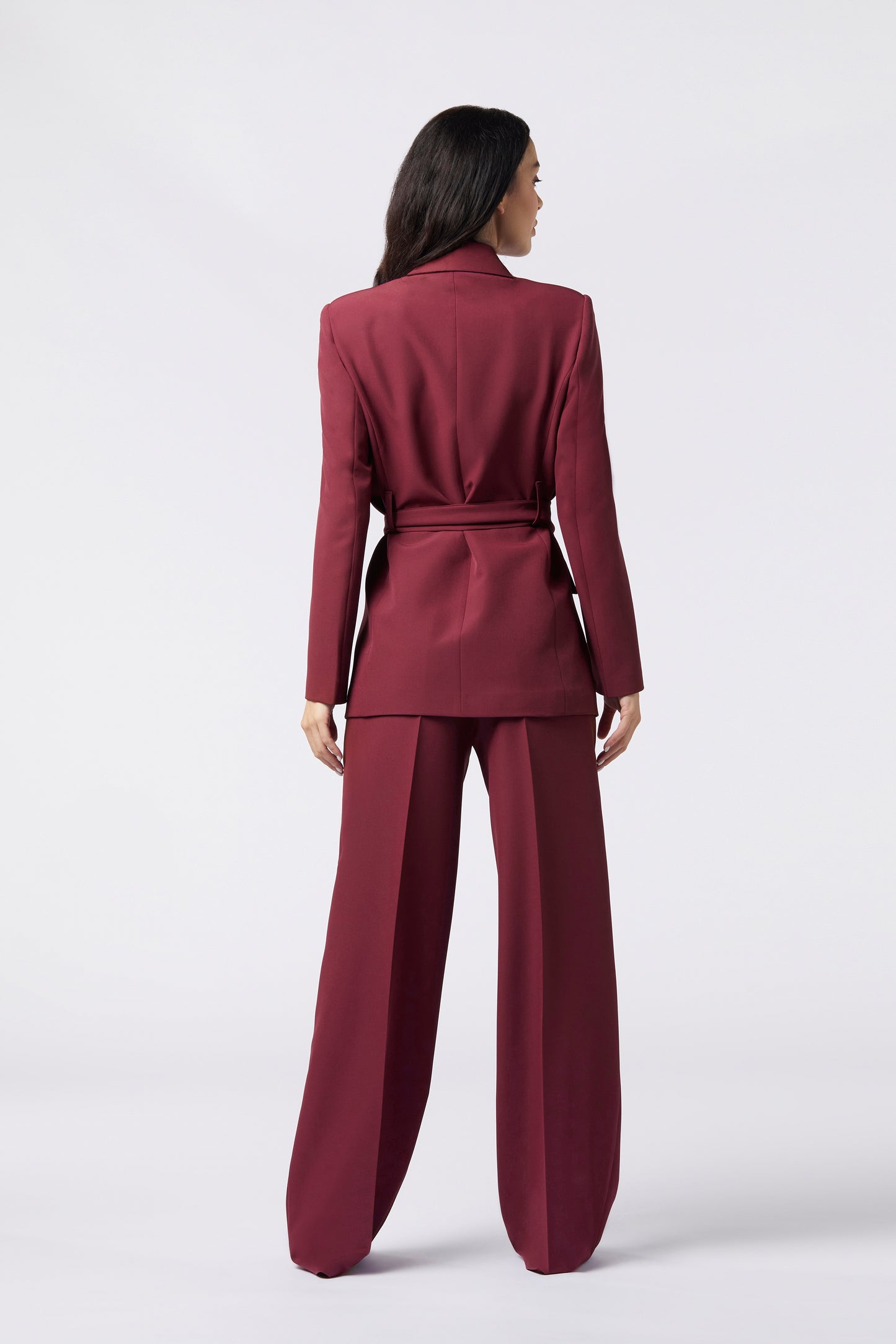 Tailleur Giacca con Cintura e Pantalone Palazzo
Elegante e raffinato, il nostro tailleur in tessuto tecnico è la scelta perfetta per chi desidera un look sofisticato in occasioni speciali come eventi, cerimonie, serate e lauree. La giacca doppiopetto avvitata con petto a lancia esalta la silhouette, mentre la cintura tono su tono dello stesso tessuto dona un tocco di femminilità e definizione. Il pantalone palazzo con gamba dritta completa il look, offrendo un’aria di classe e comfort senza compromessi.&nbs